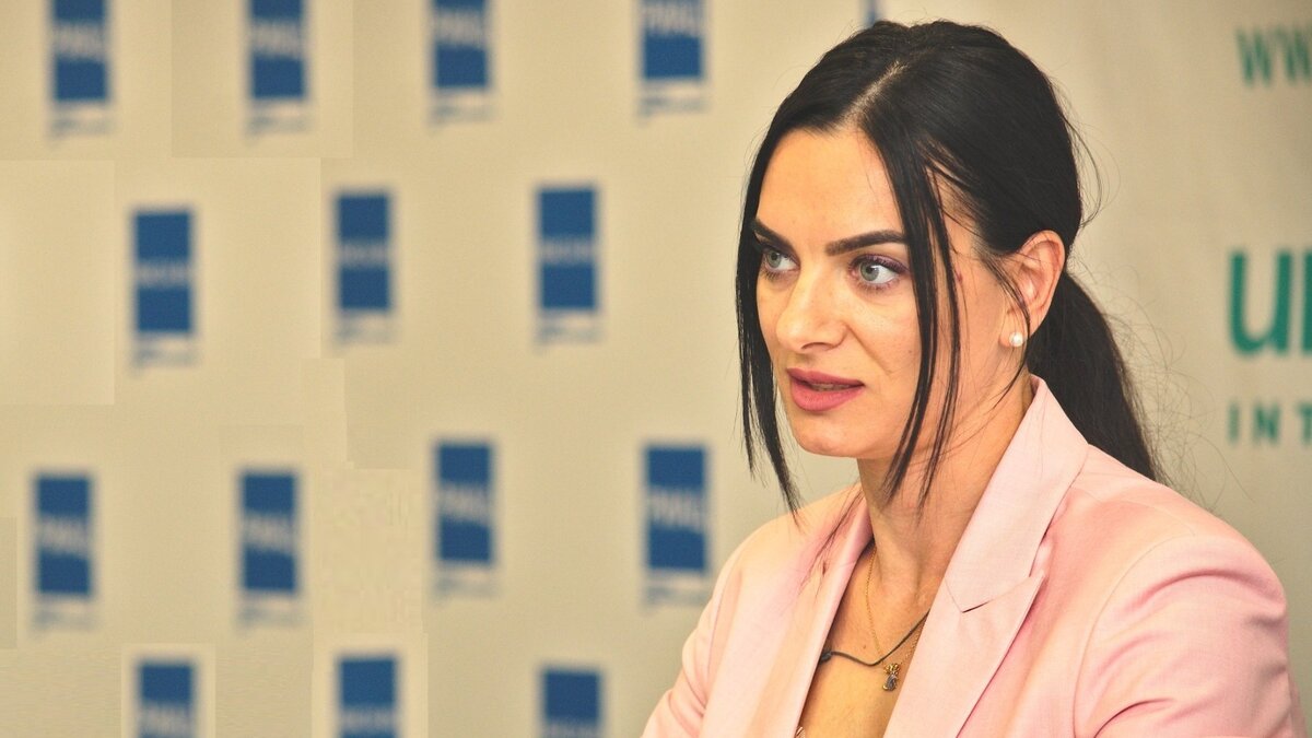     Заявление пресс-секретаря президента РФ Дмитрия Пескова о заслугах Исинбаевой перед страной уравновесило волну хейтинга, поднявшуюся после ее неоднозначного заявления о номинальных воинских званиях и человеке мира.