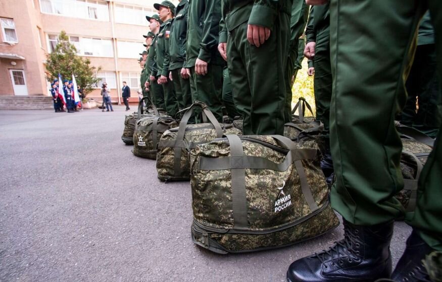    Сенаторы и депутаты разошлись во мнениях из-за призывного возраста в России