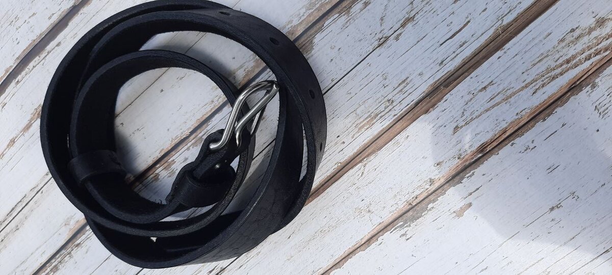 Лежит, как змейка :)