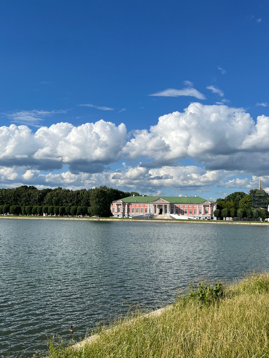 Фото автора. Вид на дворец со стороны пруда. 