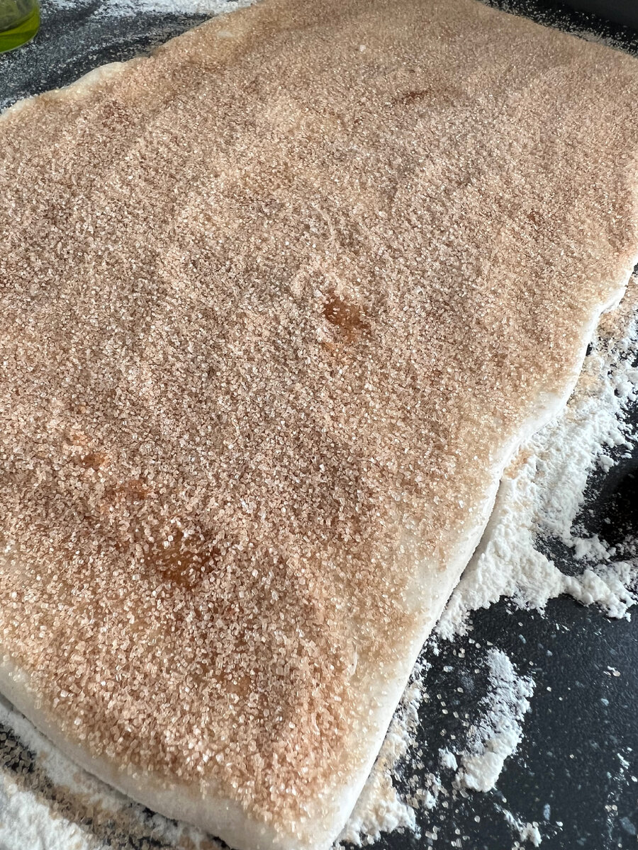 Посыпаем тесто 