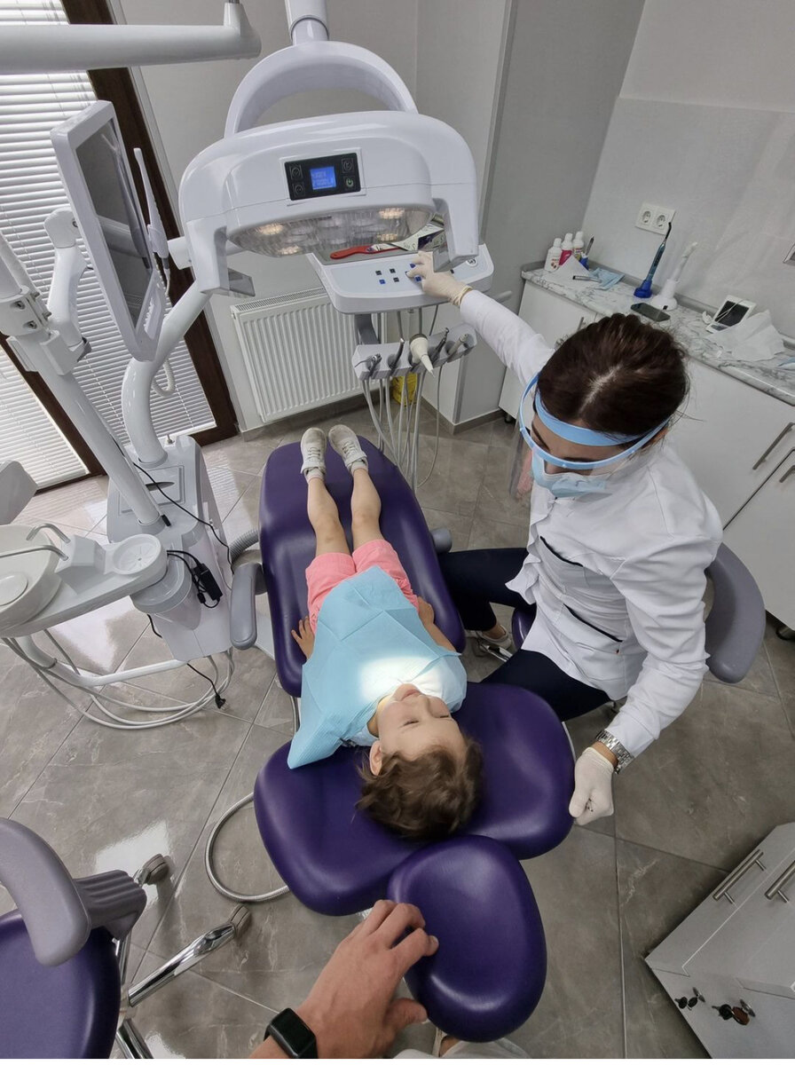 Моя смелая девочка впервые у стоматолога. Клиника в Тбилиси,где сделали не качественную пломбу и не удалили нерв до конца( 