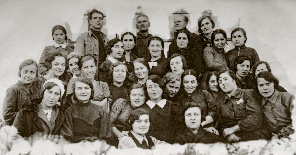 Фотография заключенных Сиблага. Григорьева-Козловская В.Г. в центре верхнего ряда, с белым бантом. Кемеровская обл. станция Яя. 1941 год