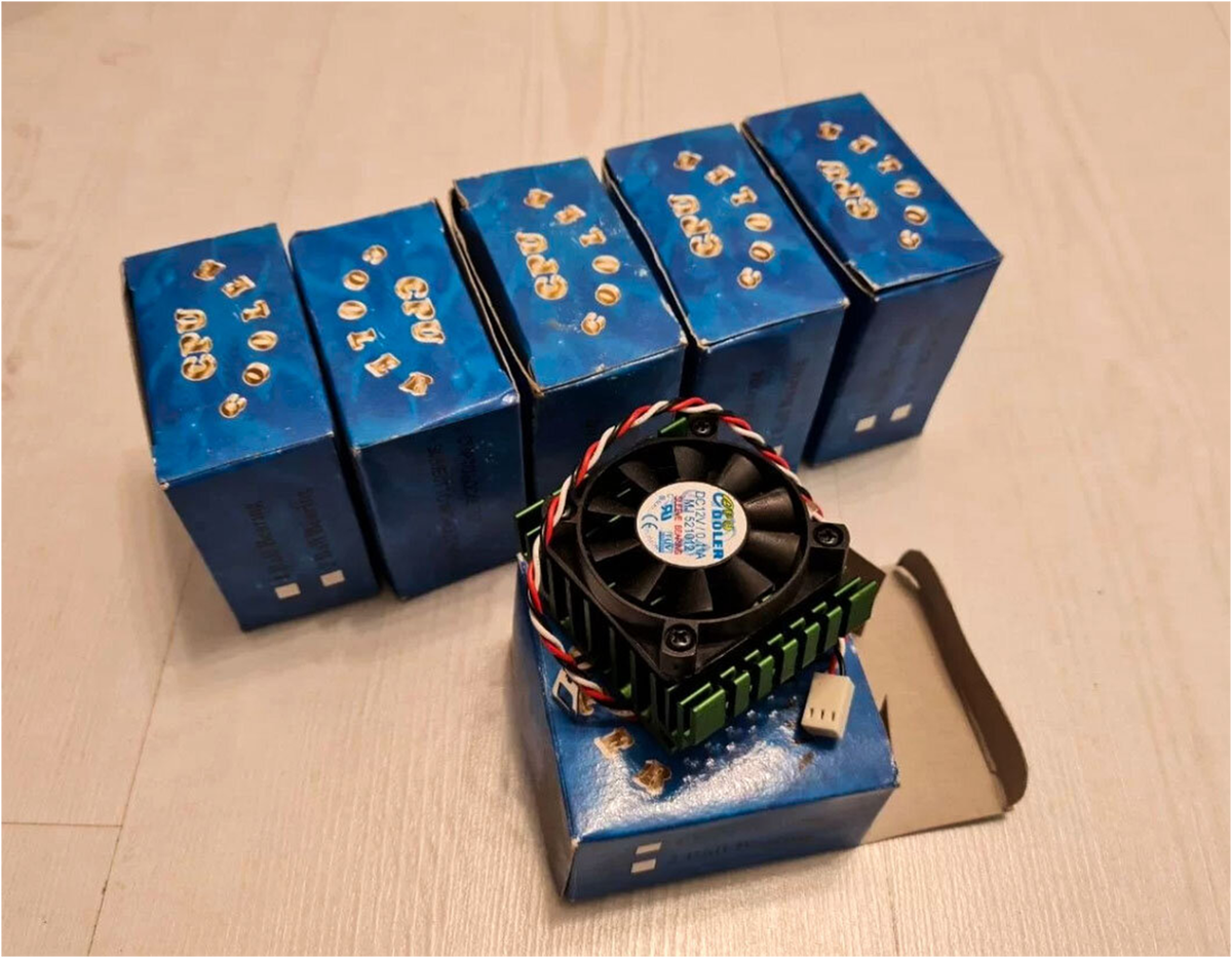 Фото новых кулеров под Socket 7 с площадки Авито.