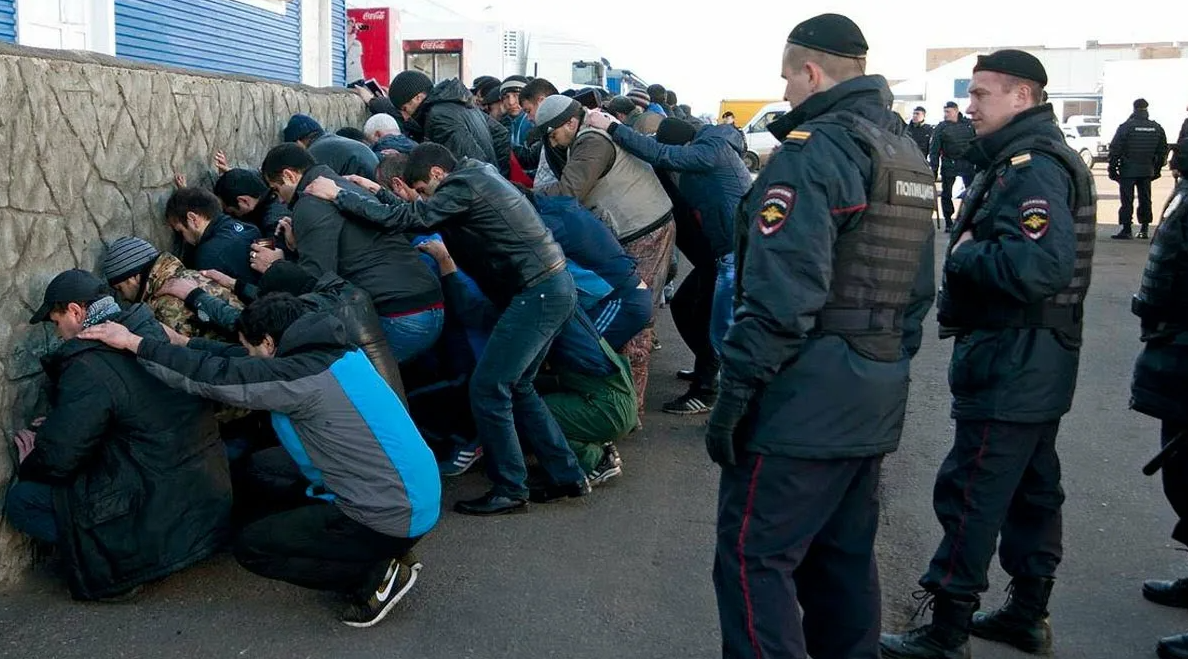 Мигранты в бутово. ОМОН И мигранты. Бунт мигрантов в Москве. Мигранты в Москве.