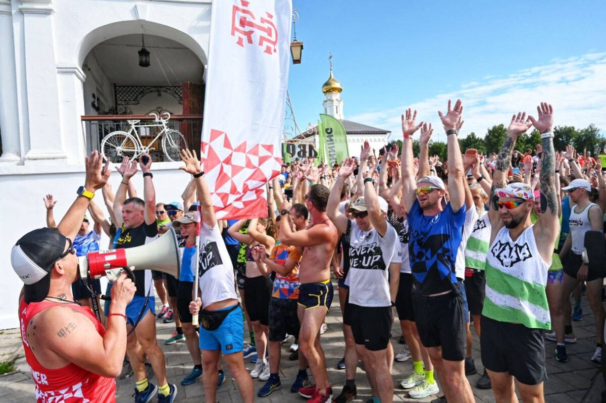 Фото из телеграмм-канала Running Heroes Russia  Михаил Долгий дает старт 