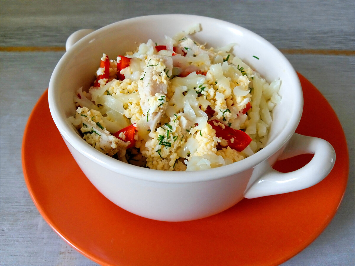 Скрэмбл с индейкой, болгарским перцем, зеленью и сыром