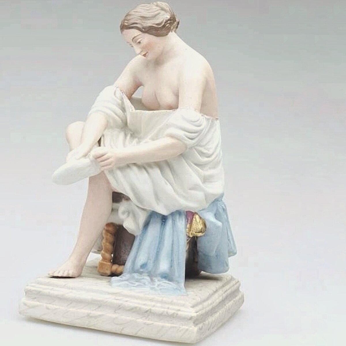 Скульптура "Девушка за туалетом надевает чулок", фабрика Гарднер. Высота: 22 см. https://ru.bidspirit.com/