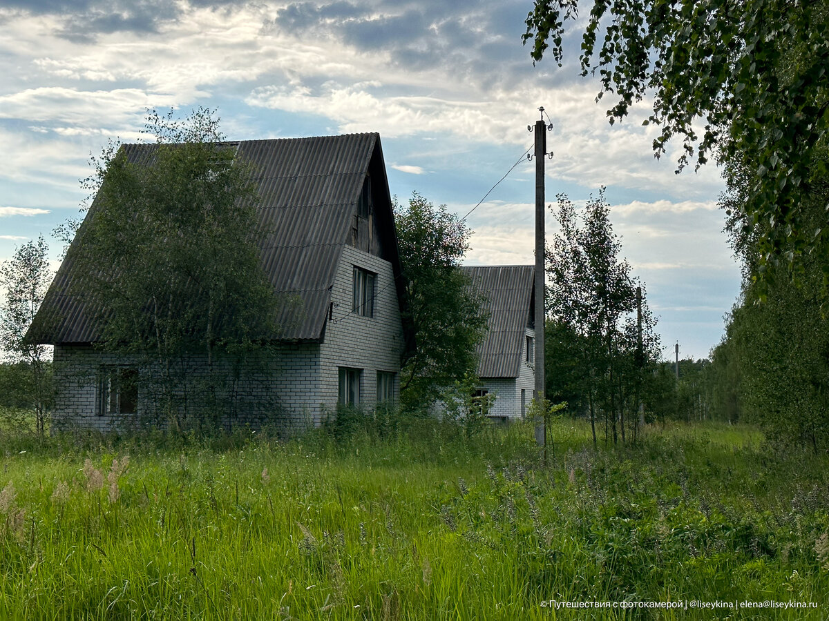 Заброшенный поселок в Тверской области. Одинаковые дома в заросшем поле |  Путешествия с фотокамерой | Дзен