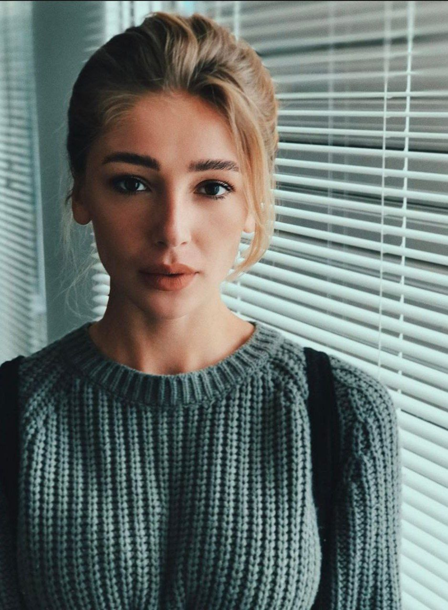 Обычные свитера, которые выглядели на Насте очень просто и не соответствовали банально тому, как она могла бы при своей аудитории подаваться. 