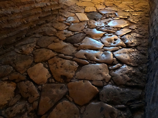 Отполированные за века ногами камни пандуса