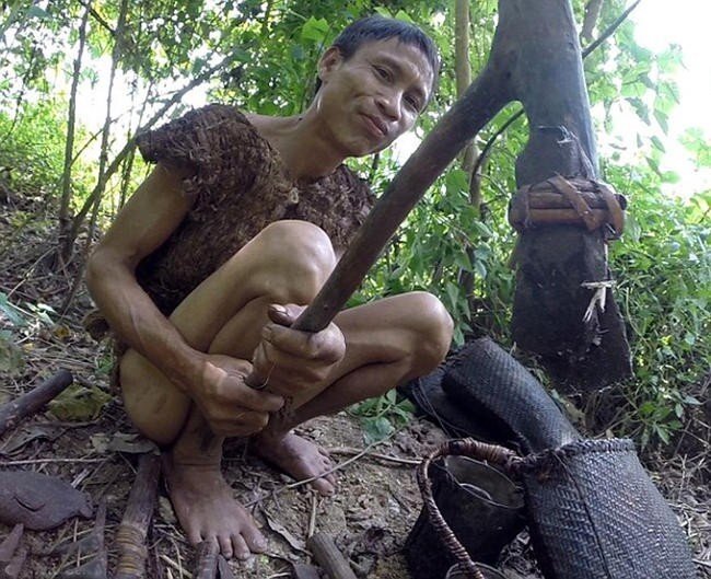 Ван Ланг показывает свои орудия труда/ © nypost.com