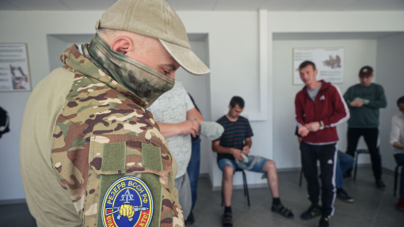    Пункт отбора кандидатов на военную службу по контракту в Балашихе ©Евгений Дудин Фото