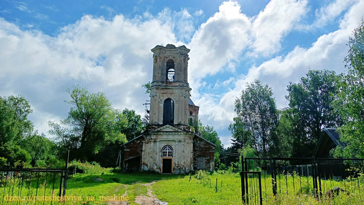 С запада композицию храма замыкает высокая трехярусная колокольня, состоящая из убывающих по объему четвериков