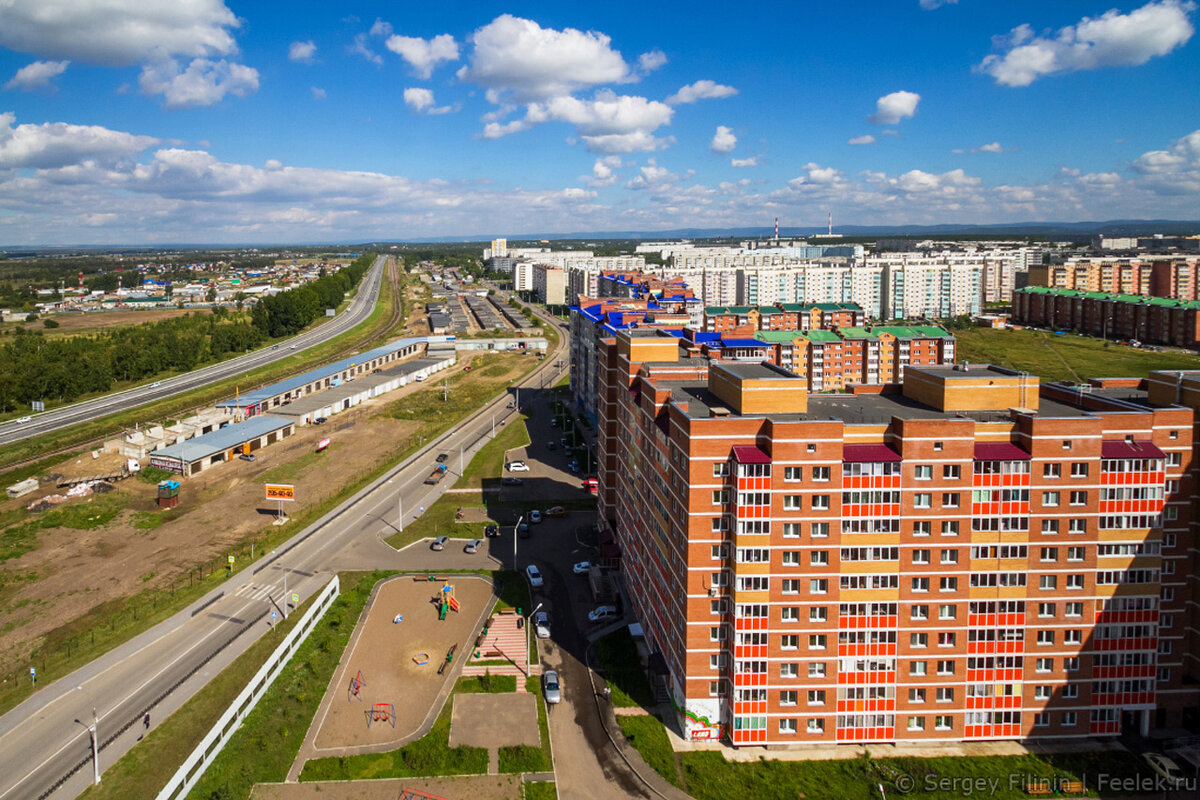     До 40-тысячного Сосновоборска и 82-тысячного Железногорска железнодорожная линия есть. Но она принадлежит Горно-Химическому комбинату и не используется для перевозок пассажиров из этих городов-спутников Красноярска