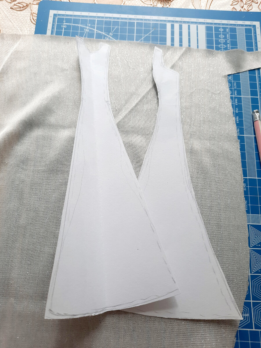 Фото автора. Работа по созданию платья. 