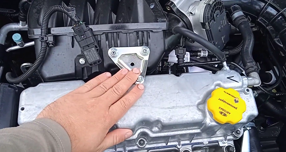 Есть ли вибрация на новом двигателе 11182 Лада Гранта. Показываю на ...