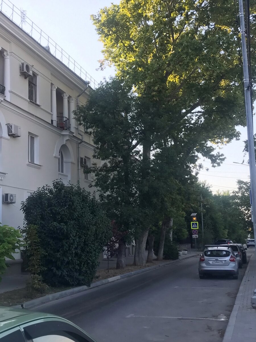 Дома в центре от 50-х годов, в последние годы их ремонтируют и снаружи, и внутри