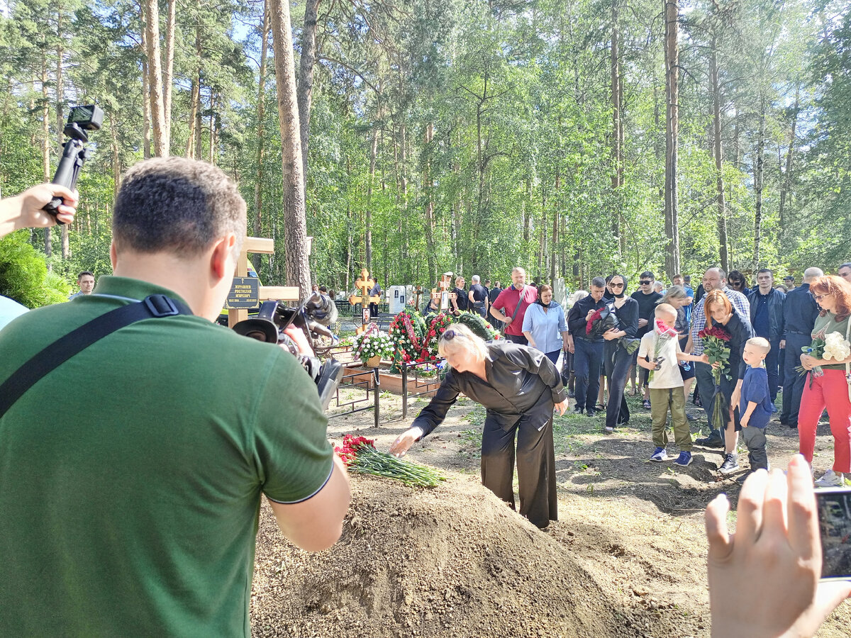 Мать Людмила Журавлёва первой положила розы на могилу сыну. Фото автора.