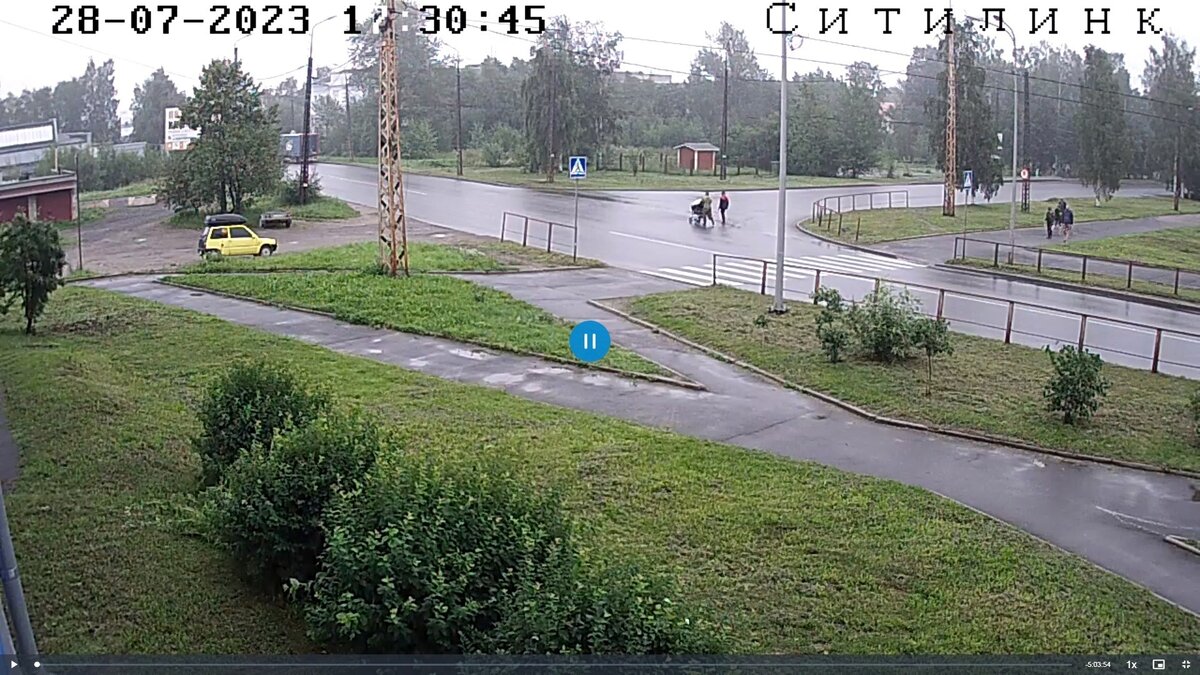     Водители пожаловались на горожанина, который шел с тележкой прямо по проезжей части. Пост об этом появился в соцсети.