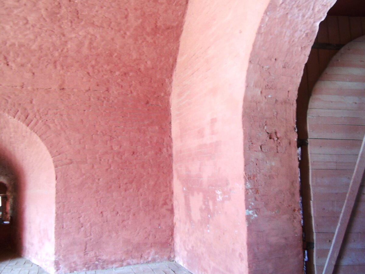 Продолжим экскурсию по кремлю. Это взгляд через стройку фуникулёра на участок с Часовой башней.-17