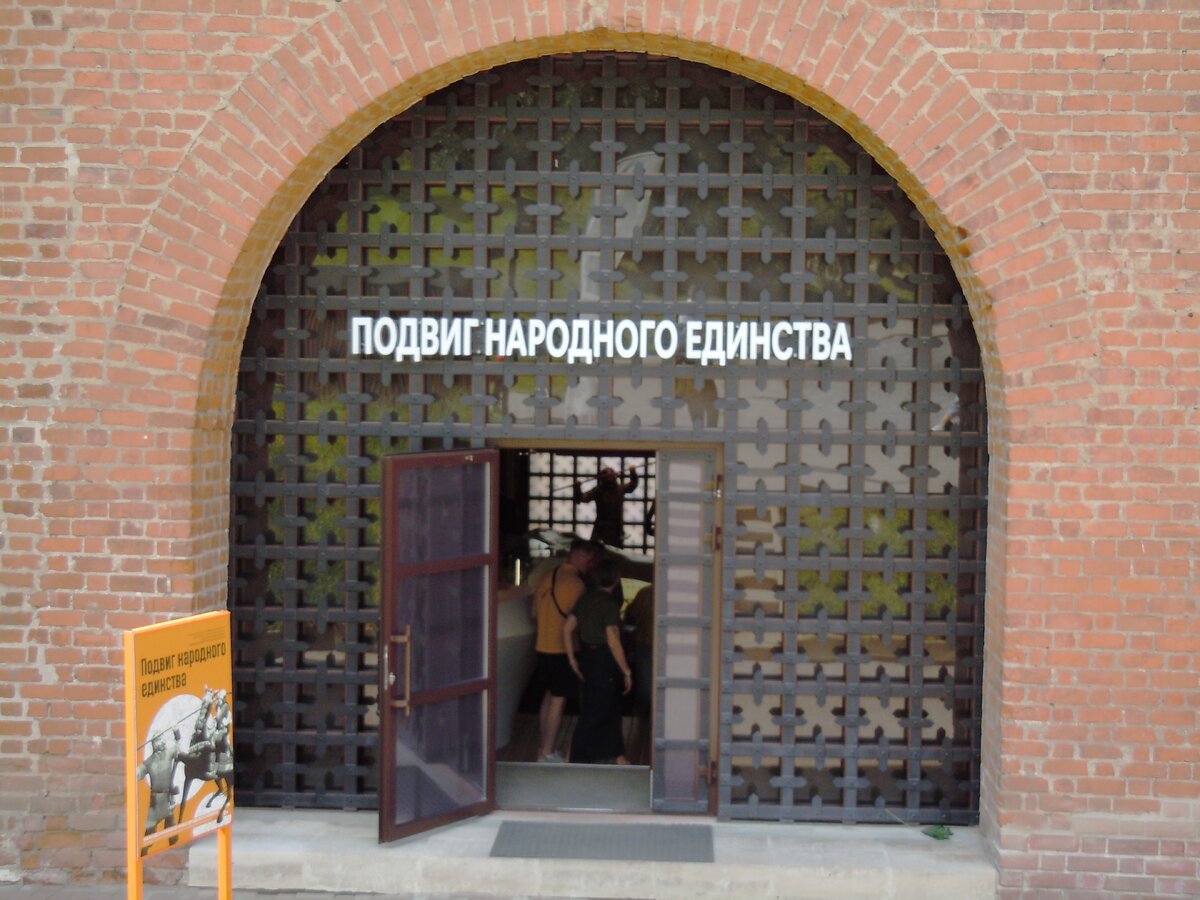 Продолжим экскурсию по кремлю. Это взгляд через стройку фуникулёра на участок с Часовой башней.-31