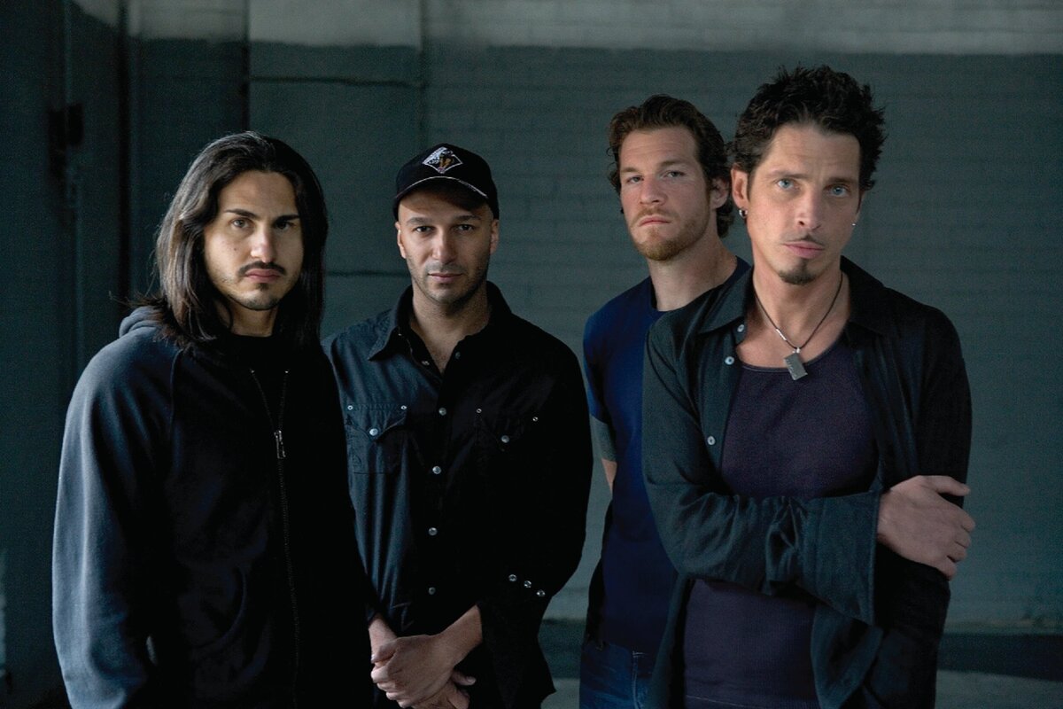 Audioslave. Слева-направо: Брэд Уилк (ударные), Том Морелло (гитара), Тим Коммерфорд (бас), Крис Корнелл (вокал).