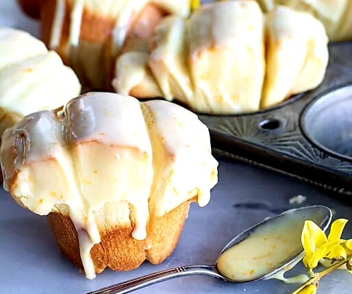 Рулеты из сливочных хлопьев с апельсиновой глазурью