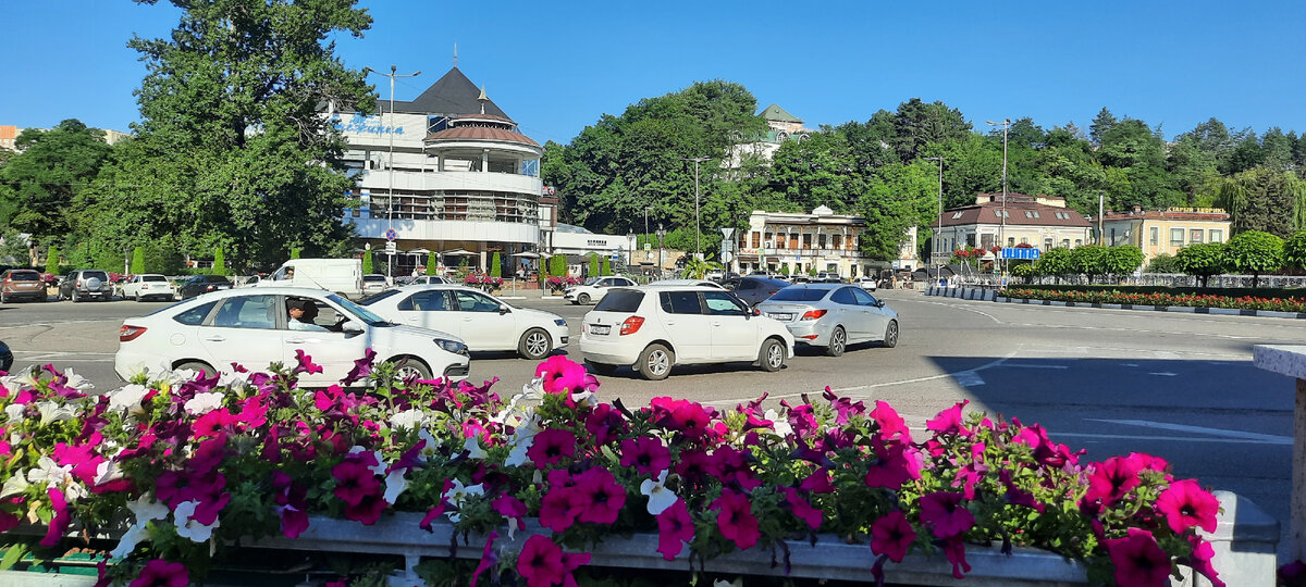 Кисловодская транспортная развязка в центре гда и знаменитое кафе "Снежинка" (пончики)