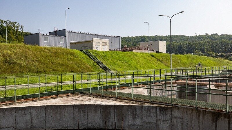     В администрации Владивостока сообщили, что избыточный ил, который образовывается на очистных сооружениях, можно использовать в качестве удобрения при озеленении. Особенно он станет полезен при формировании клумб и высаживании рассады.