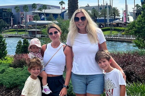 Как отдыхает Галина Юдашкина и её дети сегодня на море - ФОТО эксклюзив летнего отпуска 2023