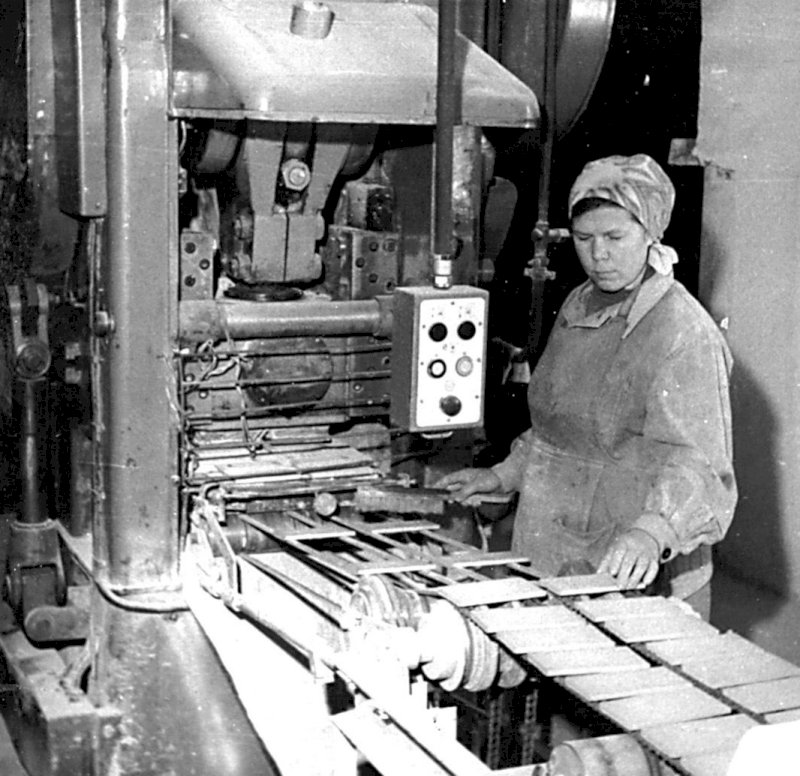 Производство облицовочной керамической плитки, 1960-е гг. Из архива "Уралкерамика"