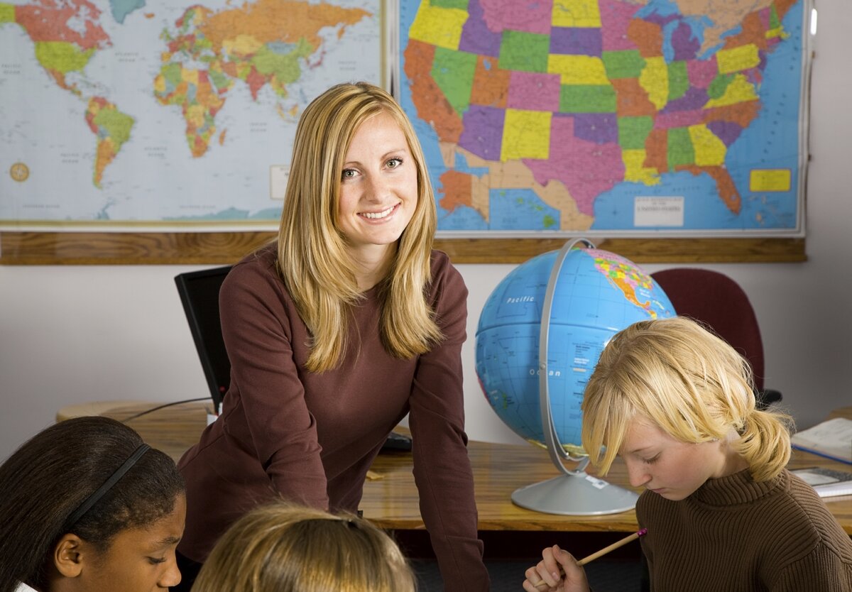 Teachers сайт. Учительница с глобусом. Учительница географии с детьми. Урок географии. Учительница с детьми.