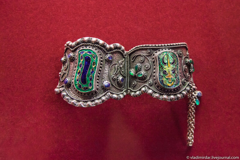 Браслет «Рак». Манаба Магомедова. 1971. Серебро, сапфир, хризопраз; перегородчатая эмаль, зернь, скань. Частное собрание.