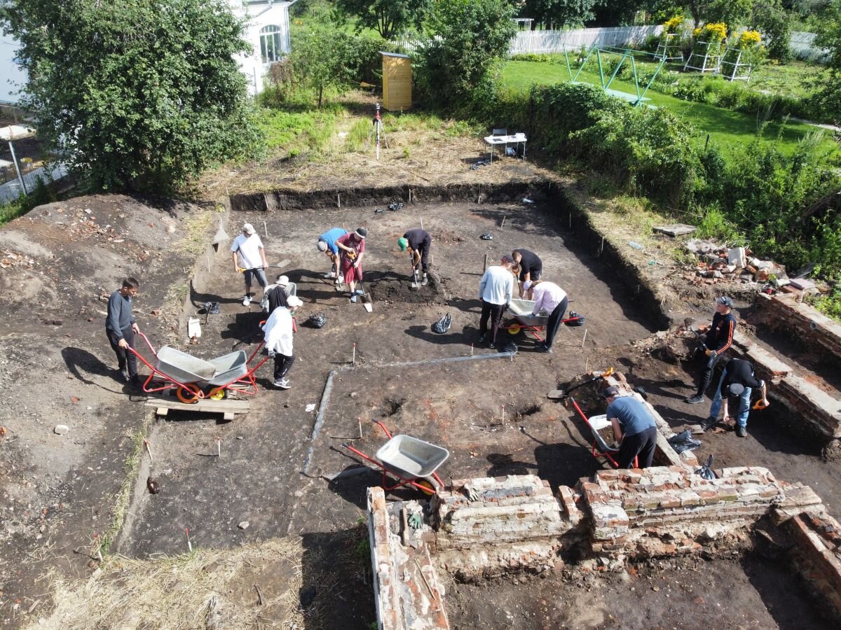 Археологические работы в Суздале на ул. Теремки. Рабочий момент 