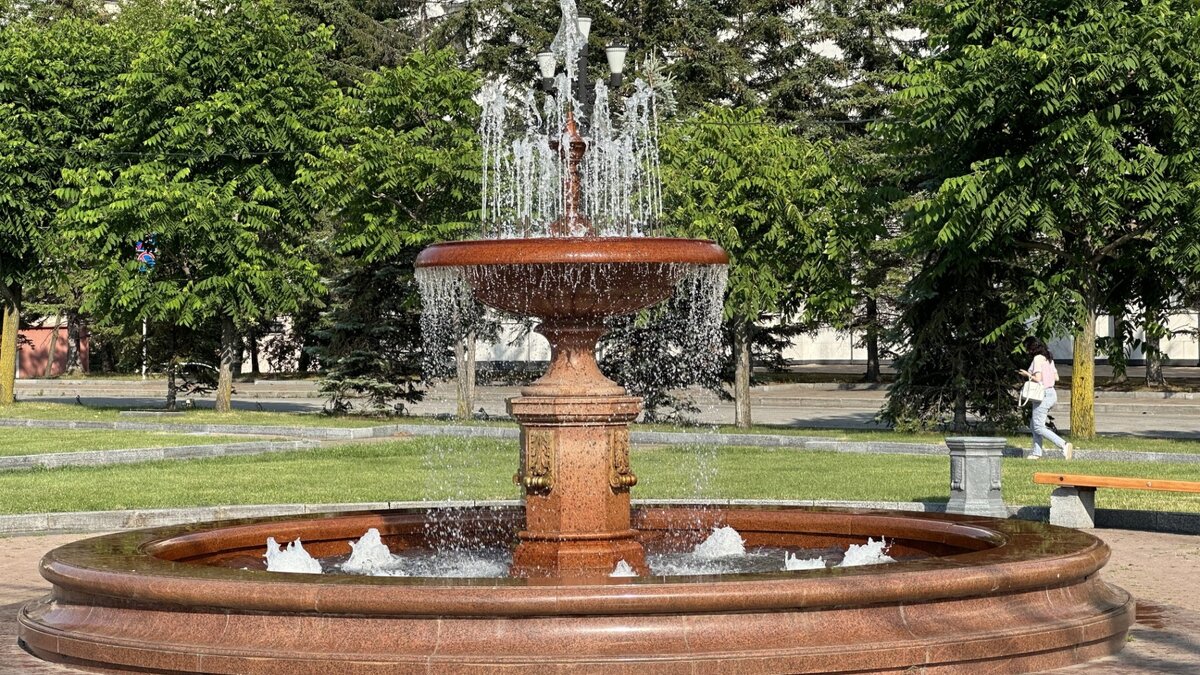     Жители краевого центра требуют сделать фонтаны более безопасными и открытыми.