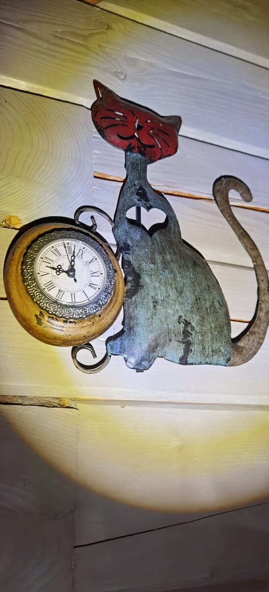 Котики, лучше чем моль или приманка. Честное слово. Даже если они на картинке. Потому, фото автора такое. Выглядит настоящая приманка, как обычный лист бумаги с клеем.