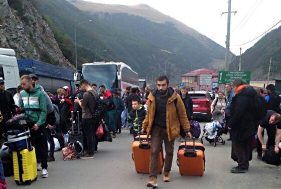    Люди стоят в очереди у КПП «Верхний Ларс» в Северной Осетии на границе с Грузией