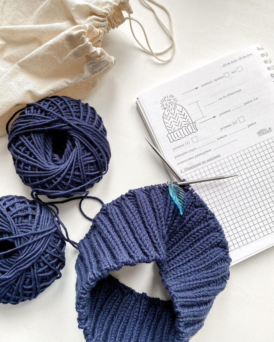 Процесс вязания мужской шапки