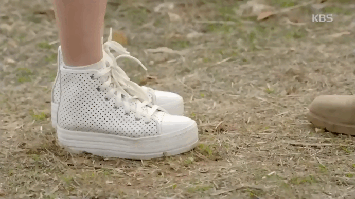 Капитан Ю Си Джин говорит, что главная героиня встала на мину.  Ю Си Джин - мастер подкатов))) ахах