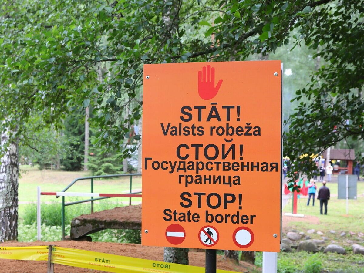    Баннер на латвийско-белорусской границе© Sputnik / Игорь Мейден