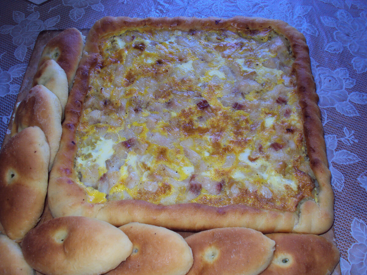 Пирожки с картошкой, да пирог с судаком. Только противни теперь в два раза меньше стали. Пироги в духовке печем. Фото из личного архива