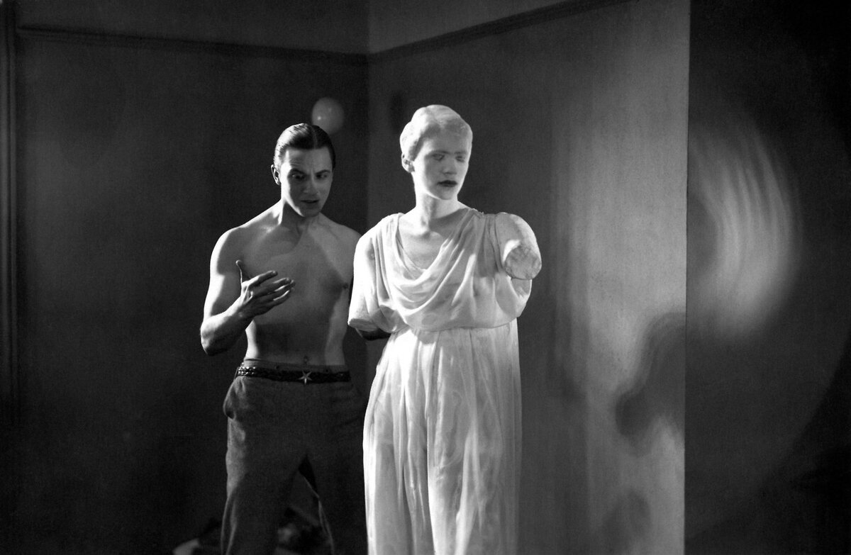 Кадр из фильма "Кровь поэта" (1930)