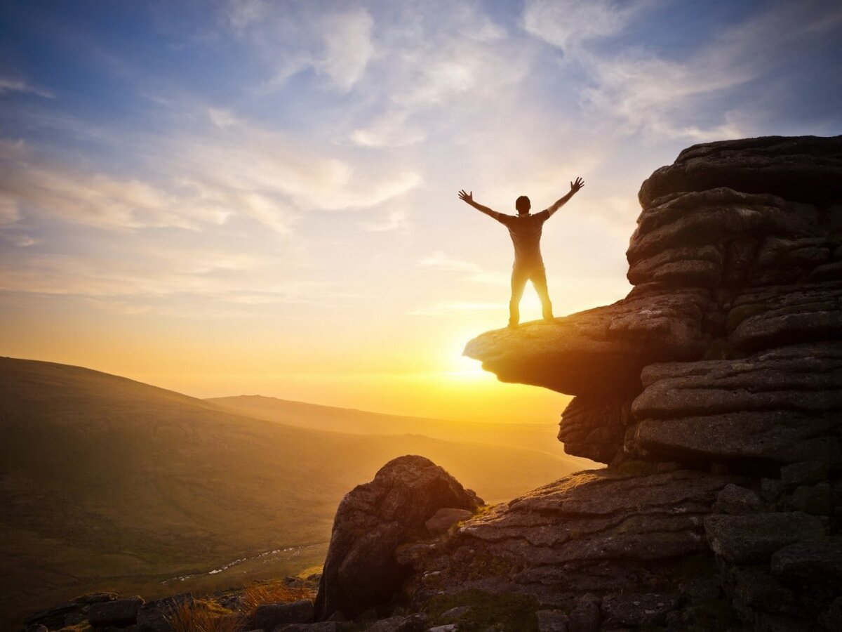 Хороший достигнуть. Хороший достигнуть. Достижения и успехи в жизни. Стремление человека. Вершина горы.