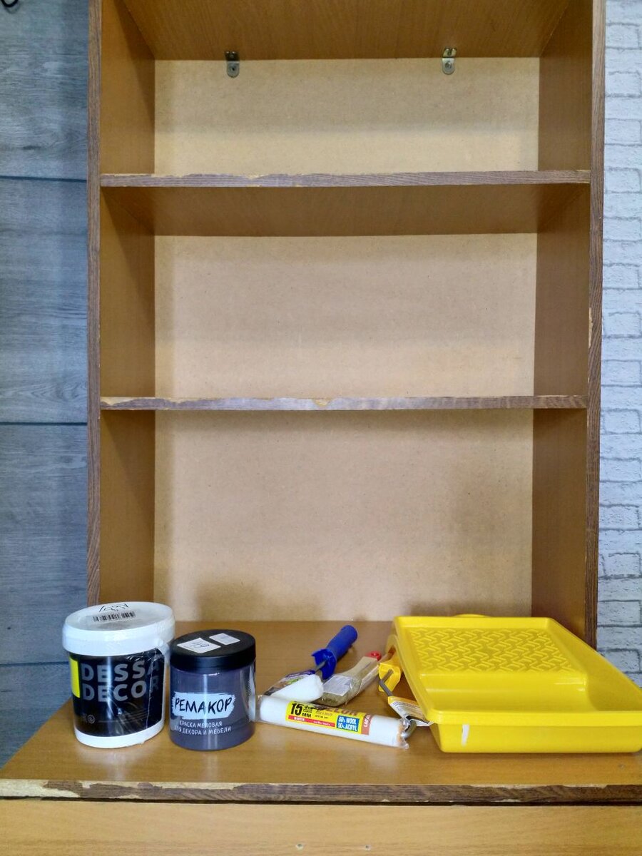 Я взяла акриловую грунтовку Dessa Decor и меловую краску РЕМАКОР (цвет серый). Грунт и краску я заказала на Озоне, ориентировалась на отзывы. 