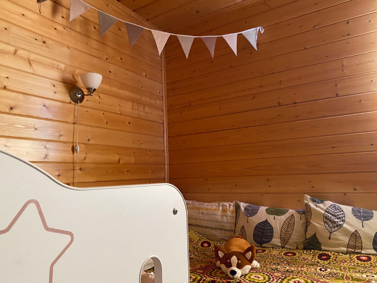 На даче. Детская кроватка стоит рядом с нашей.