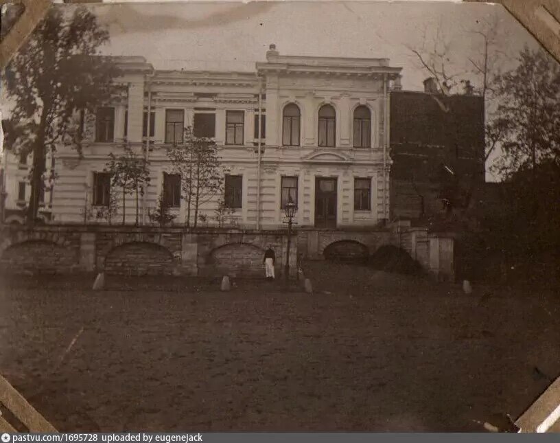 Средний дом, который принадлежал К. Арцыбушеву, в 1900-1917 годах. С сайта www.pastvu.com.