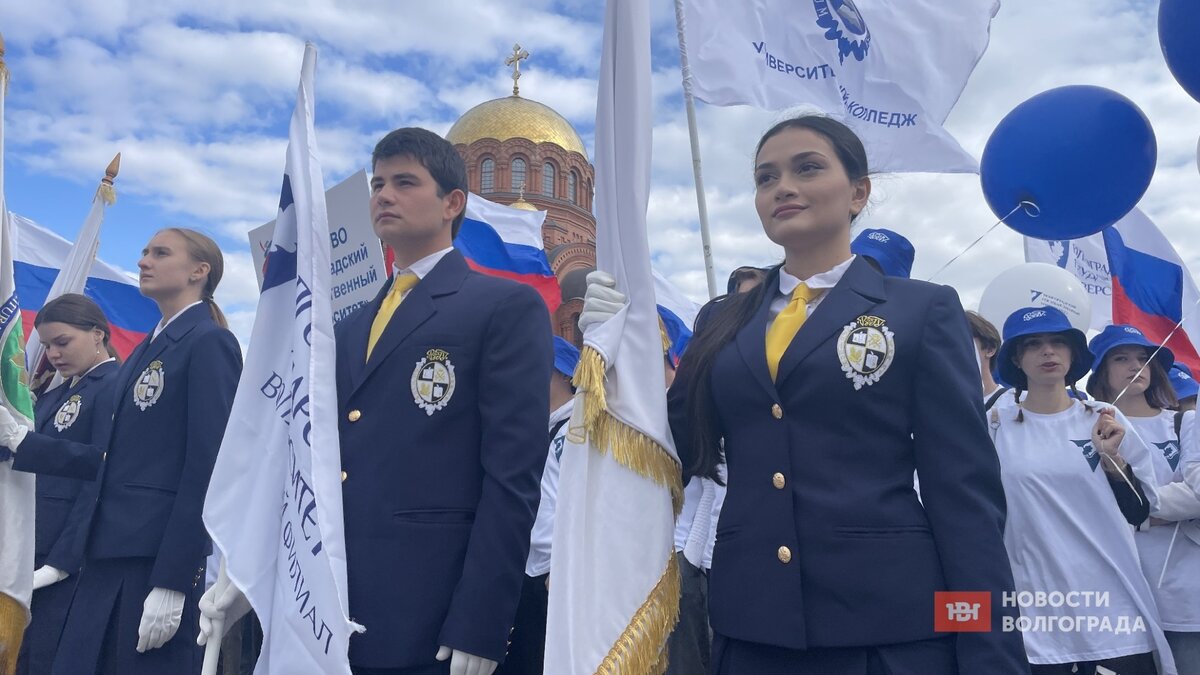     Студенты волгоградских вузов и не только поделились своими эмоциями и впечатлениями от Парада студенчества, который прошёл сегодня утром в центре Волгограда.