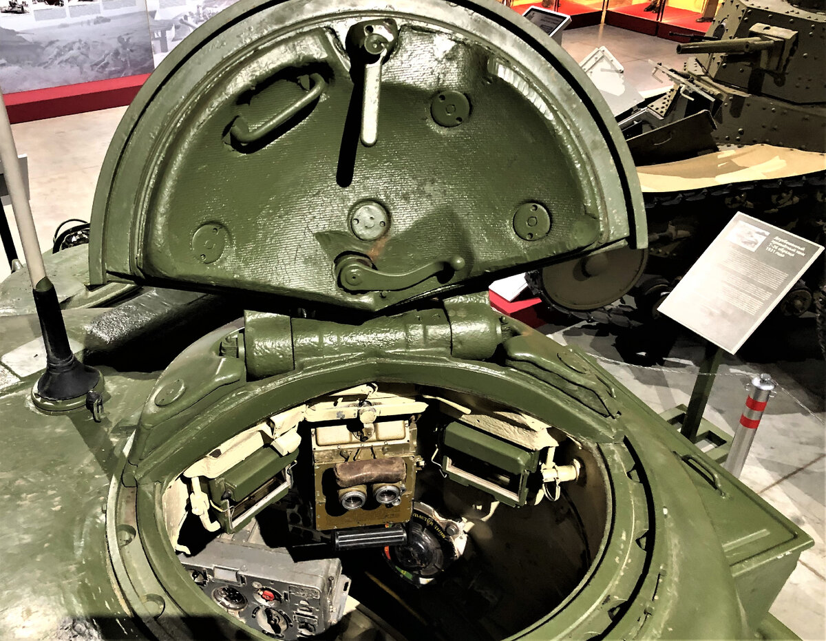 Вид на рабочее место командира. Ниже прибора наблюдения ТКН-3 видны радиостанция Р-123М и визуальный указатель механизма заряжания.                                                                                               