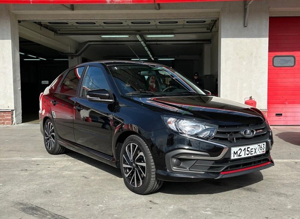 Новая Гранта Спорт будет доступна как в кузове седан, так и в кузове лифтбек. Однако, цена на автомобиль довольно "кусачая" - от 1 млн. 250 тыс. рублей